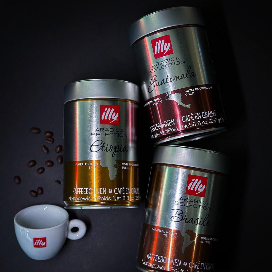 Бариста готовит кофе Illy