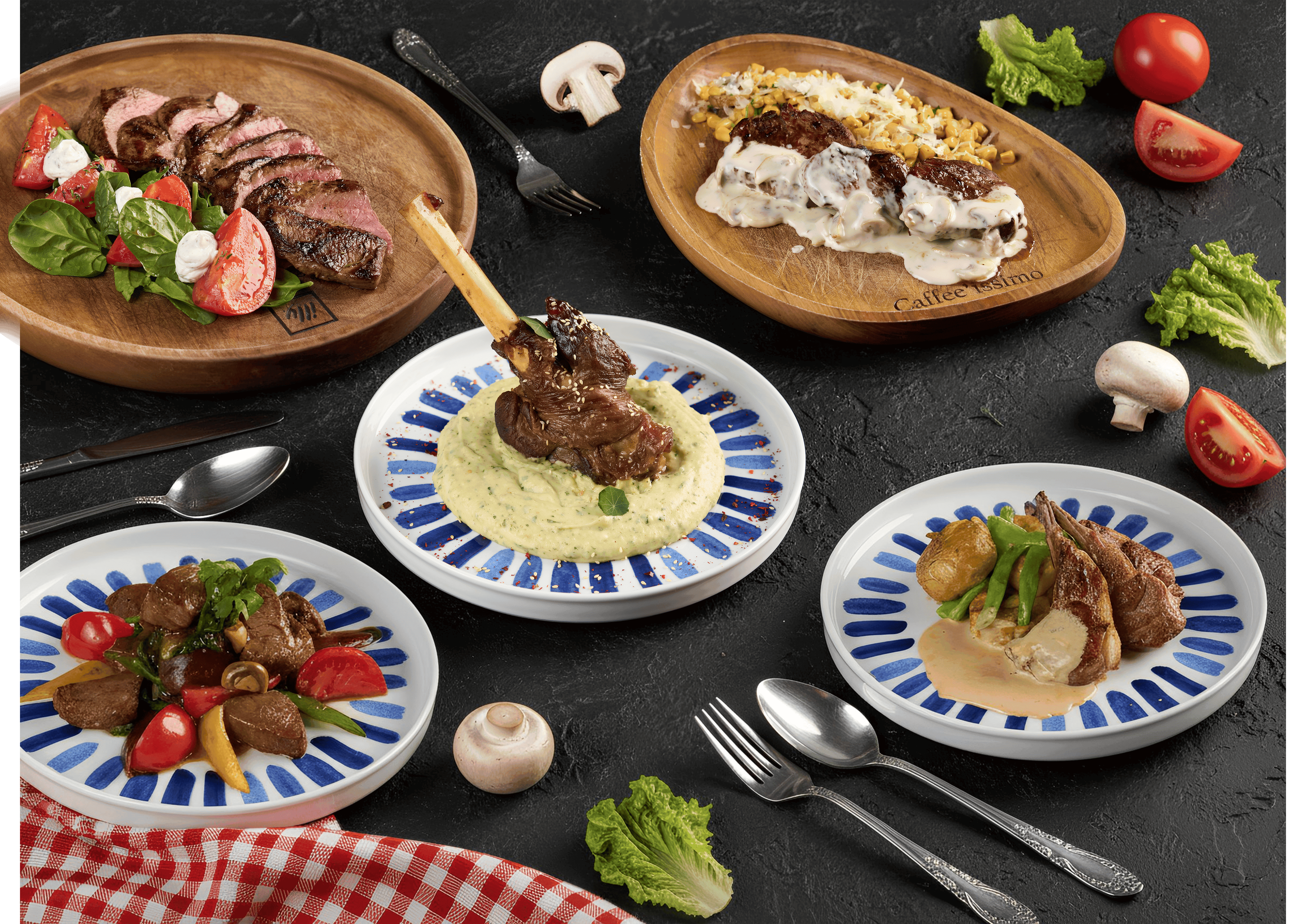 Мясные блюда на тарелках